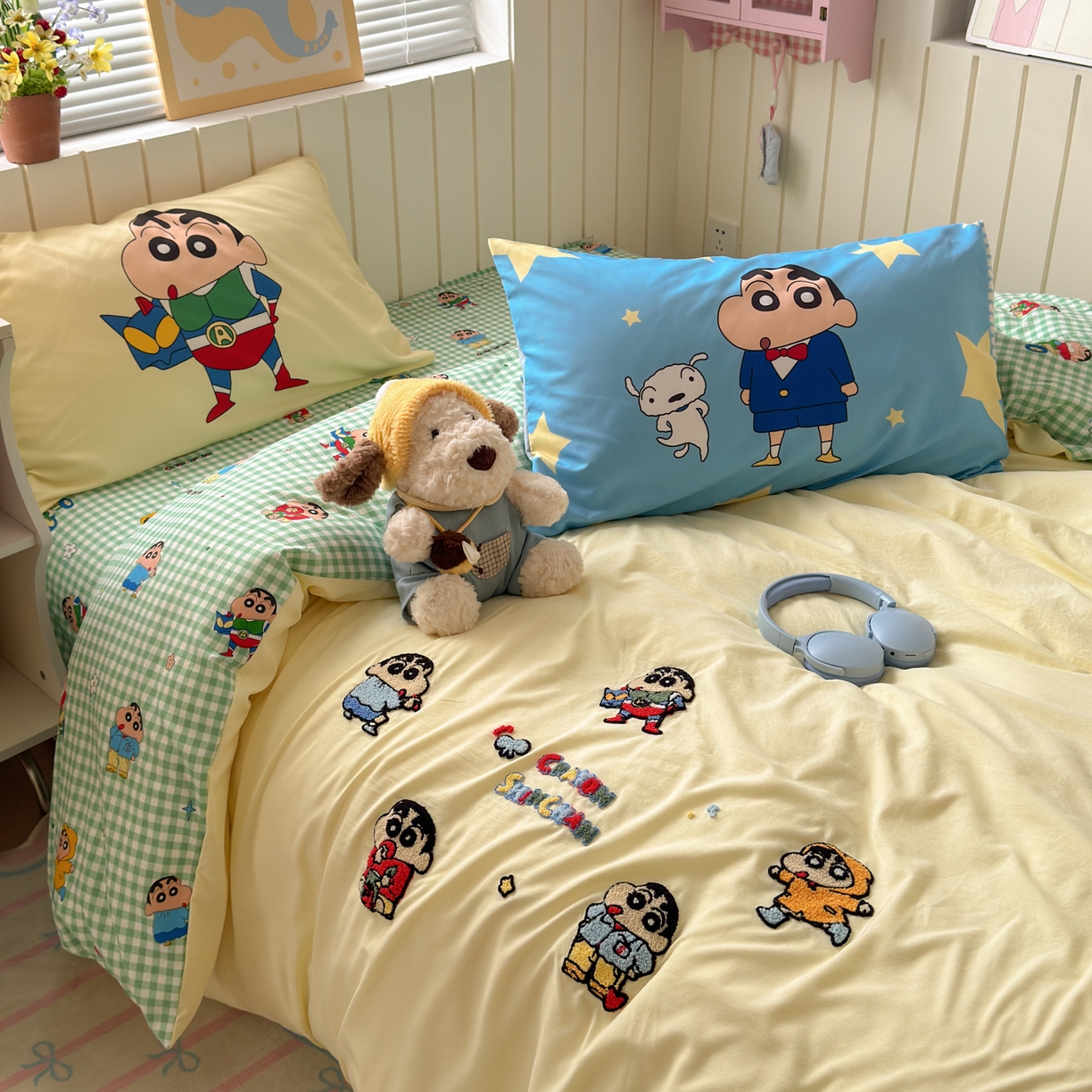 91家纺网 家纺一手货源 找家纺 一霖家纺 2026新款正品蜡笔小新高克重云朵棉毛巾绣数码枕套系列四件套热推款 动感光波