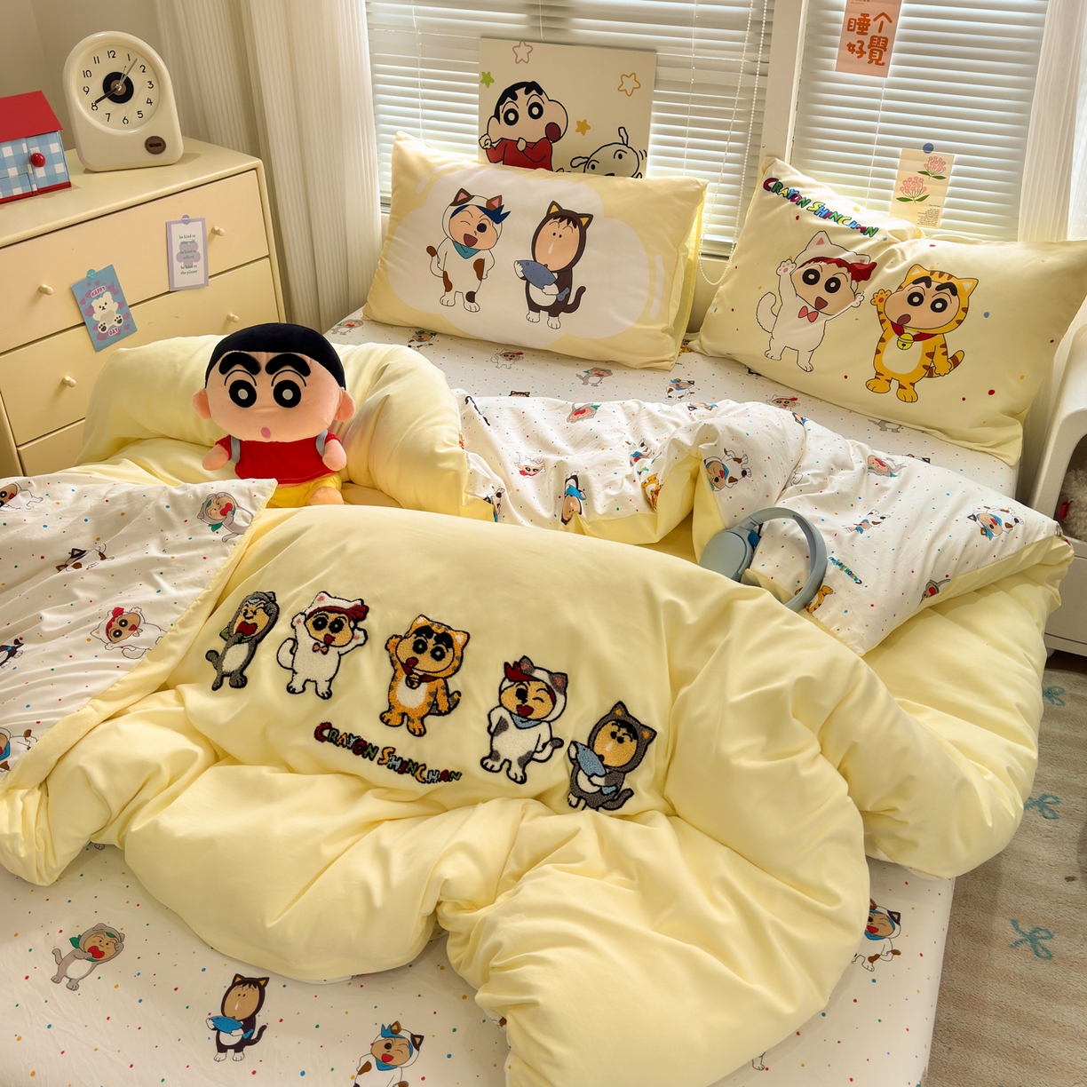 91家纺网 家纺一手货源 找家纺 一霖家纺 2026新款正品蜡笔小新高克重云朵棉毛巾绣数码枕套系列四件套热推款 小新变装秀