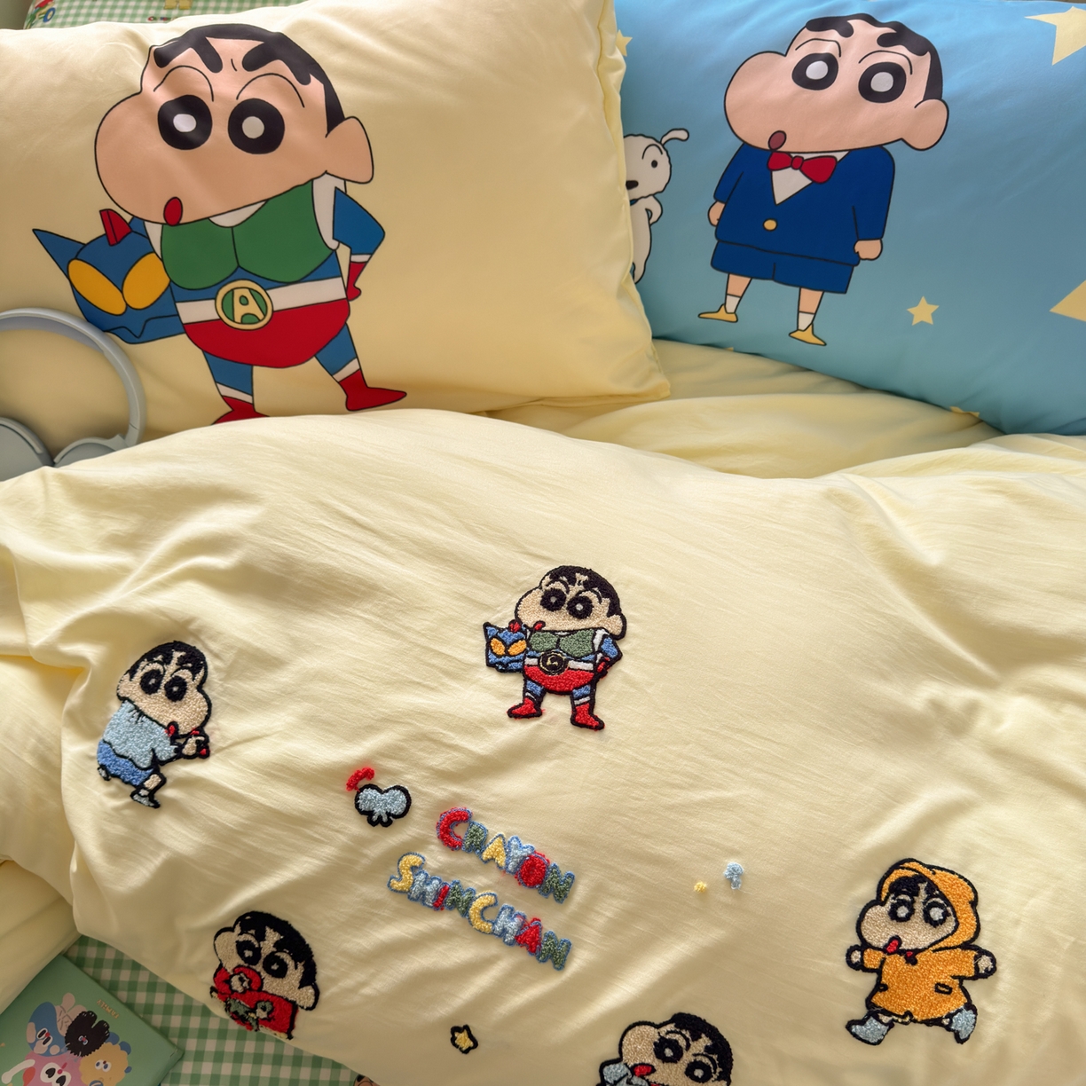 91家纺网 家纺一手货源 找家纺 一霖家纺 2026新款正品蜡笔小新高克重云朵棉毛巾绣数码枕套系列四件套热推款 动感光波