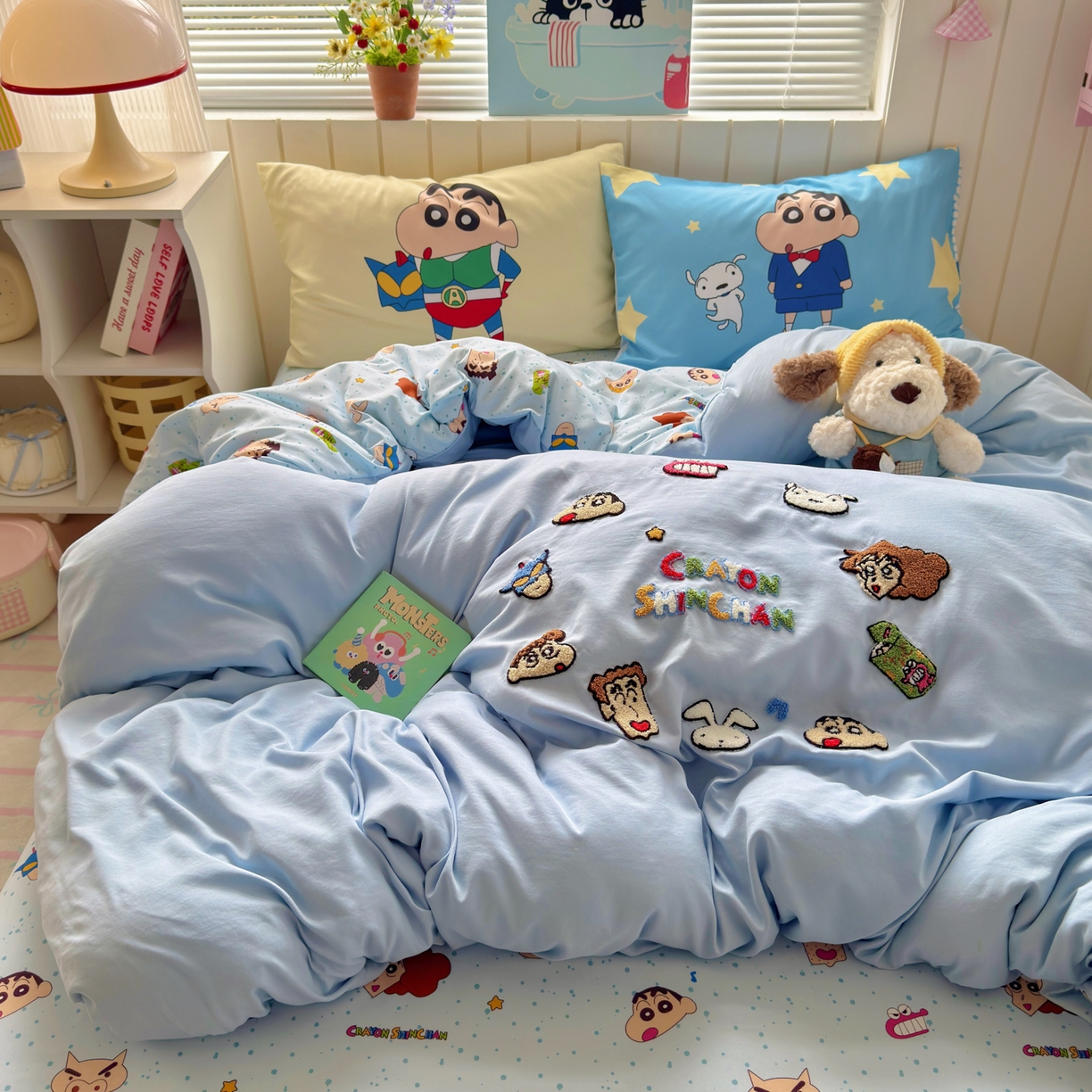 91家纺网 家纺一手货源 找家纺 一霖家纺 2026新款正品蜡笔小新高克重云朵棉毛巾绣数码枕套系列四件套热推款 小新大家族