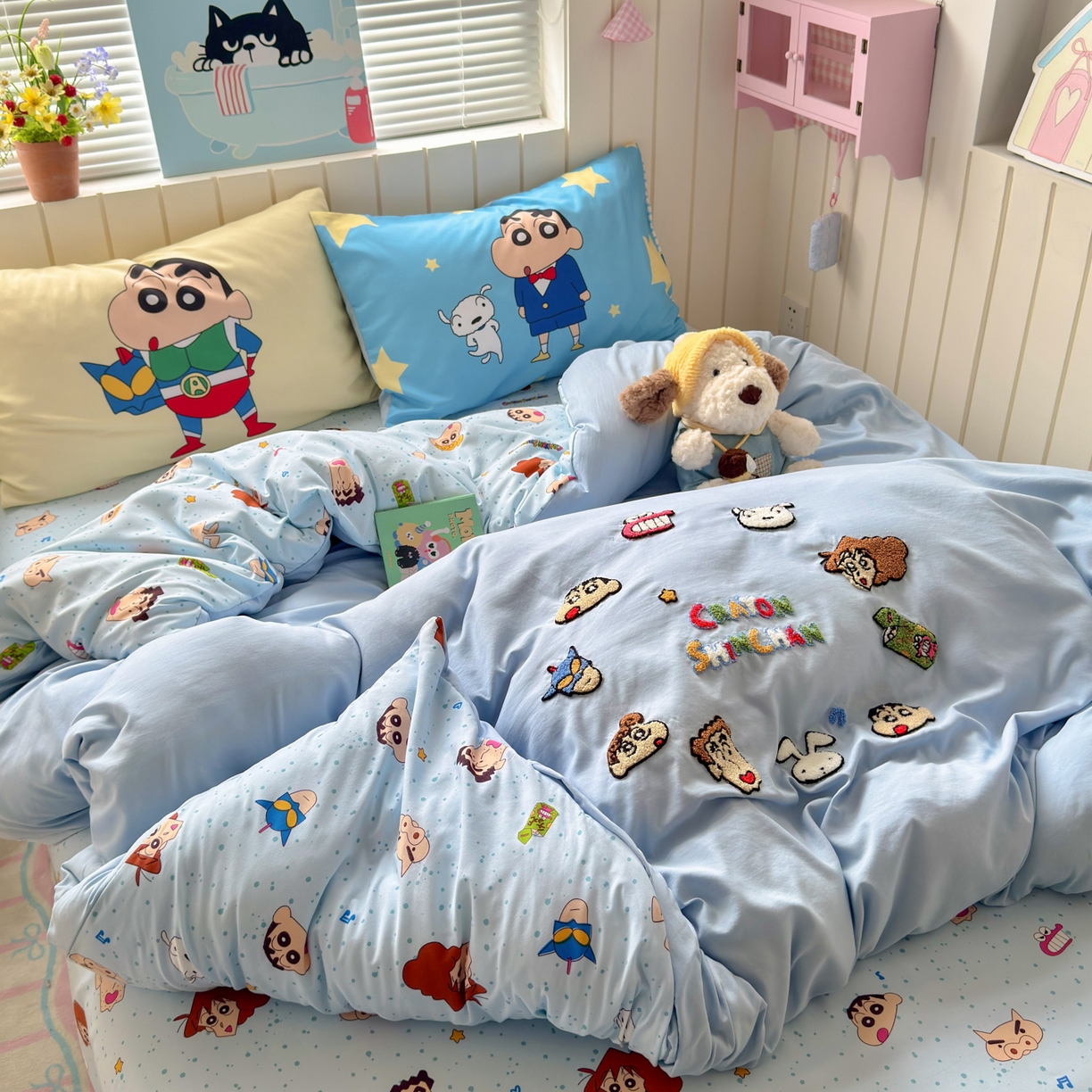 91家纺网 家纺一手货源 找家纺 一霖家纺 2026新款正品蜡笔小新高克重云朵棉毛巾绣数码枕套系列四件套热推款 小新大家族