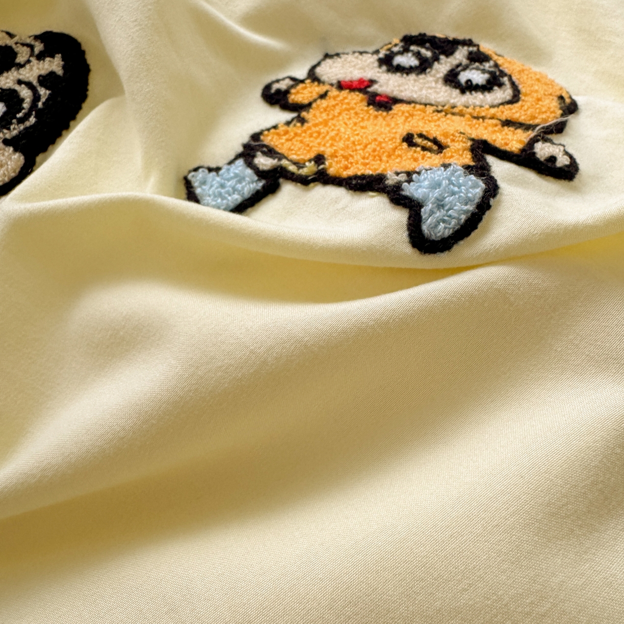 91家纺网 家纺一手货源 找家纺 一霖家纺 2026新款正品蜡笔小新高克重云朵棉毛巾绣数码枕套系列四件套热推款 动感光波