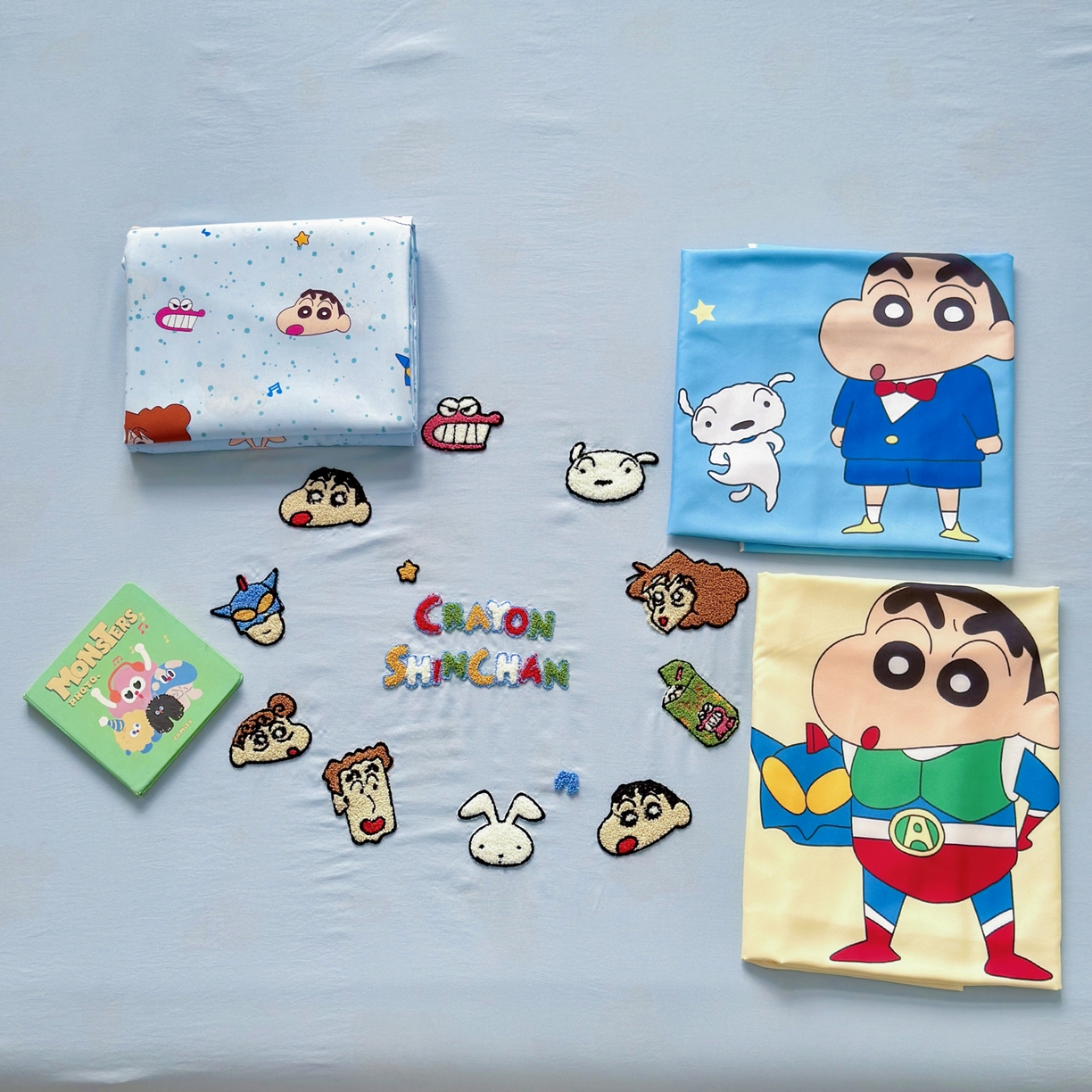 91家纺网 家纺一手货源 找家纺 一霖家纺 2026新款正品蜡笔小新高克重云朵棉毛巾绣数码枕套系列四件套热推款 小新大家族