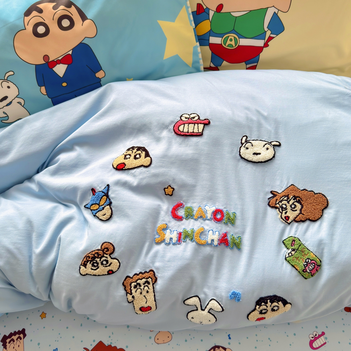 91家纺网 家纺一手货源 找家纺 一霖家纺 2026新款正品蜡笔小新高克重云朵棉毛巾绣数码枕套系列四件套热推款 小新大家族