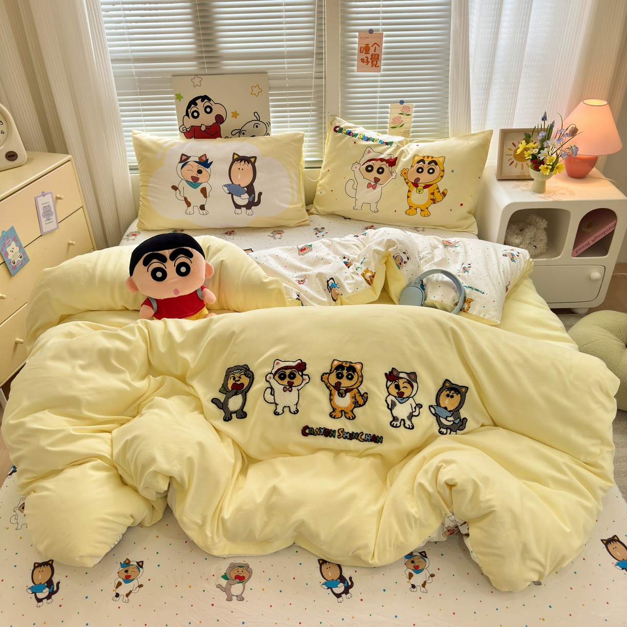 91家纺网 家纺一手货源 找家纺 一霖家纺 2026新款正品蜡笔小新高克重云朵棉毛巾绣数码枕套系列四件套热推款 小新变装秀