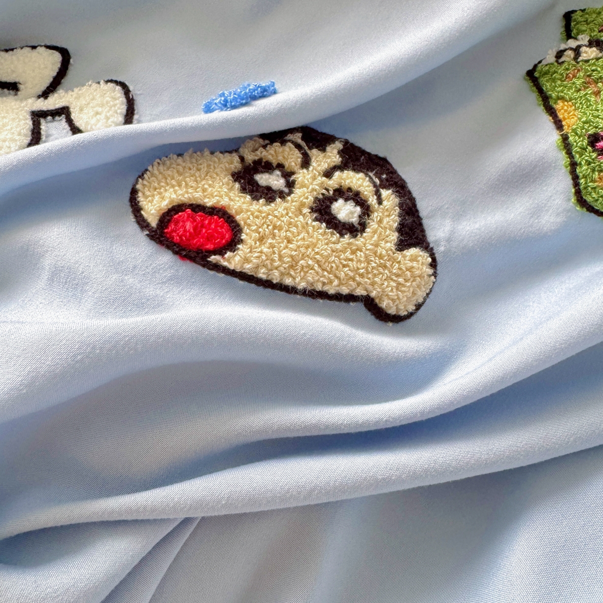 91家纺网 家纺一手货源 找家纺 一霖家纺 2026新款正品蜡笔小新高克重云朵棉毛巾绣数码枕套系列四件套热推款 小新大家族