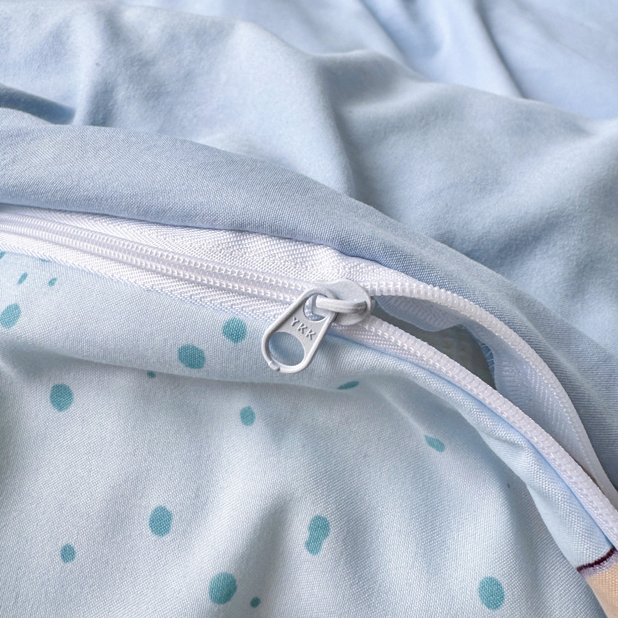 91家纺网 家纺一手货源 找家纺 一霖家纺 2026新款正品蜡笔小新高克重云朵棉毛巾绣数码枕套系列四件套热推款 小新大家族