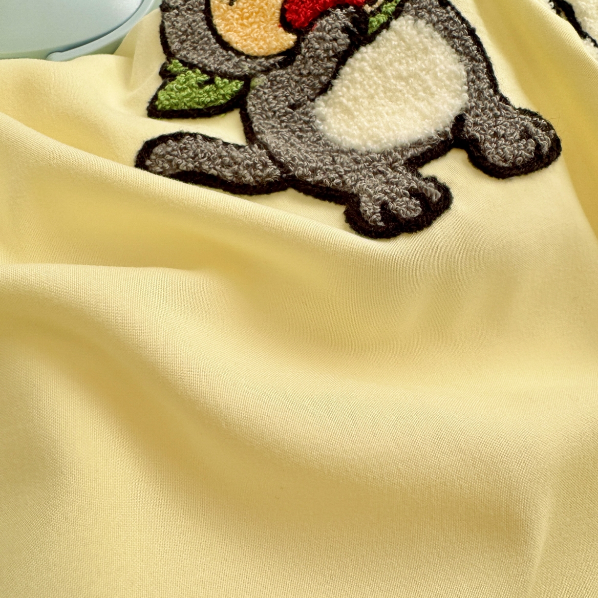 91家纺网 家纺一手货源 找家纺 一霖家纺 2026新款正品蜡笔小新高克重云朵棉毛巾绣数码枕套系列四件套热推款 小新变装秀