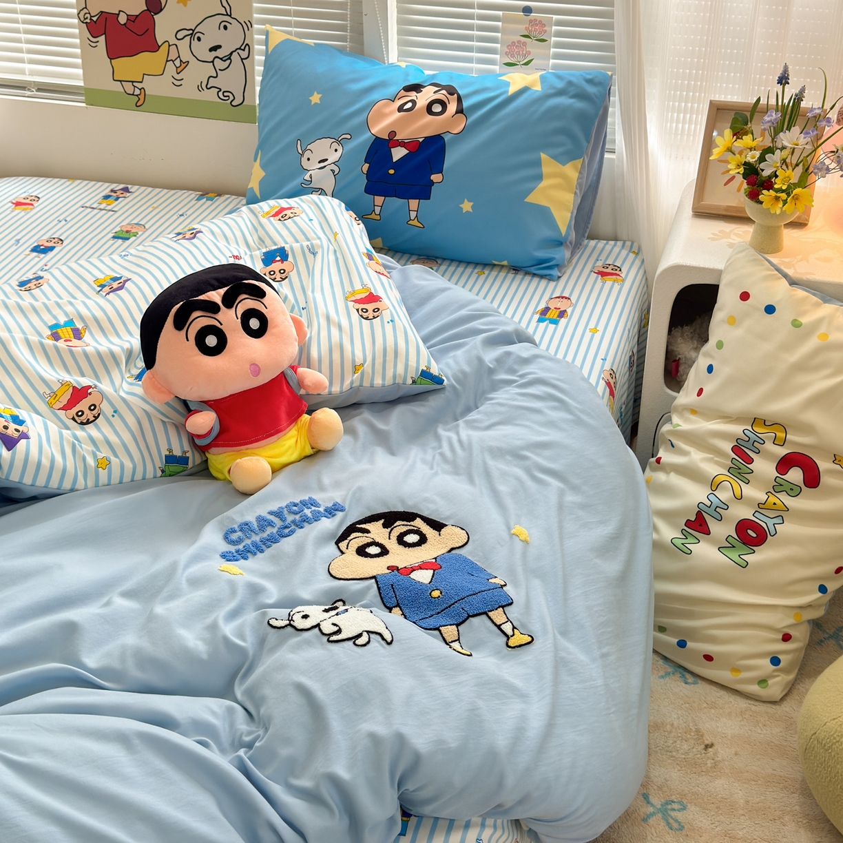 91家纺网 家纺一手货源 找家纺 一霖家纺 2026新款正品蜡笔小新高克重云朵棉毛巾绣数码枕套系列四件套热推款 海盐蜡笔小新