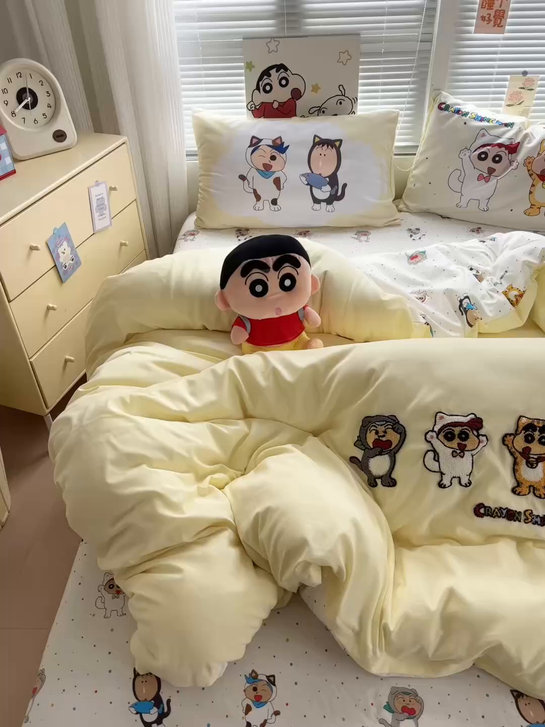 91家纺网 家纺一手货源 找家纺 一霖家纺 2026新款正品蜡笔小新高克重云朵棉毛巾绣数码枕套系列四件套热推款 小新变装秀