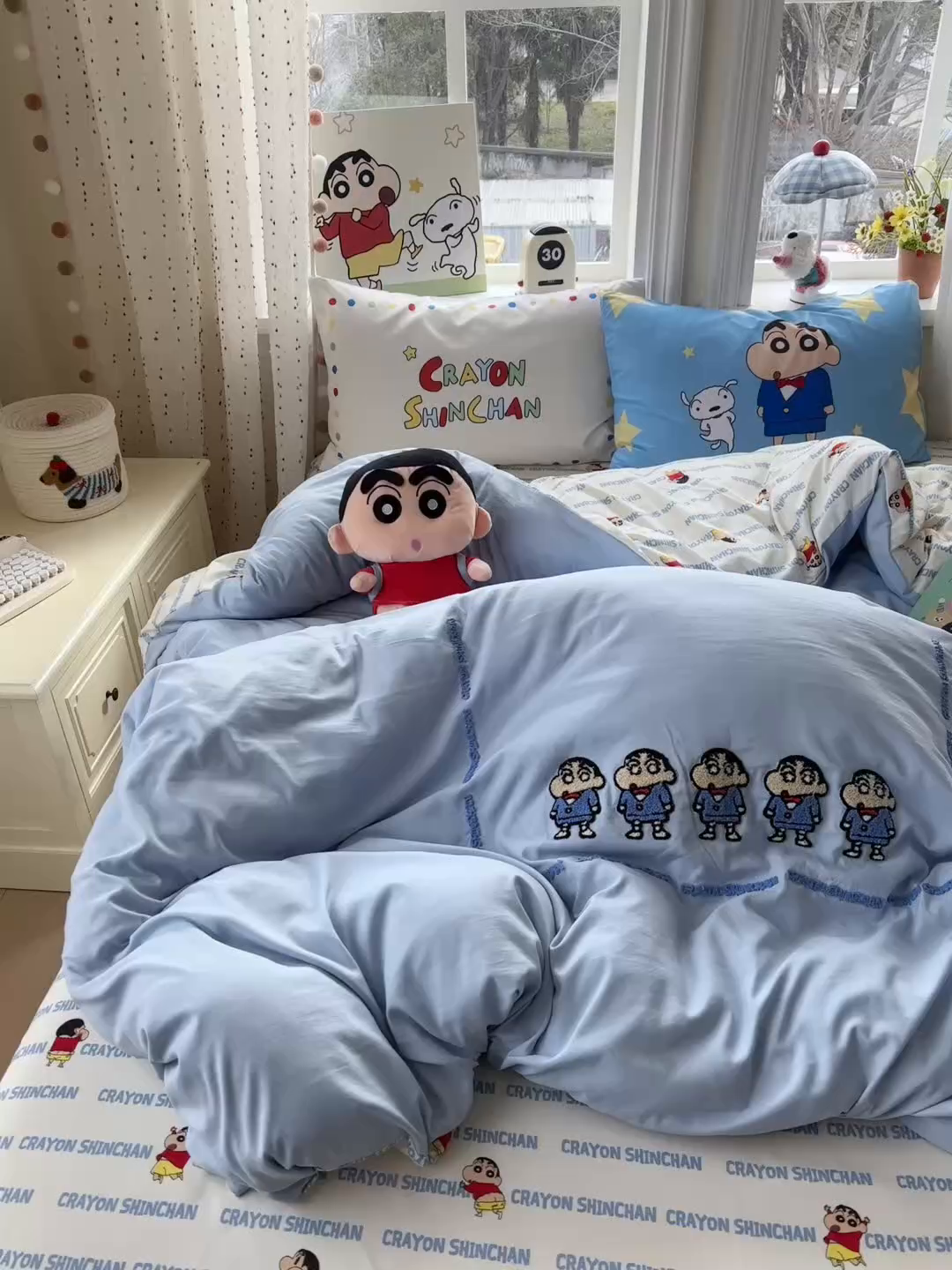 91家纺网 家纺一手货源 找家纺 一霖家纺 2026新款正品蜡笔小新高克重云朵棉毛巾绣数码枕套系列四件套热推款 小新BIUBIU