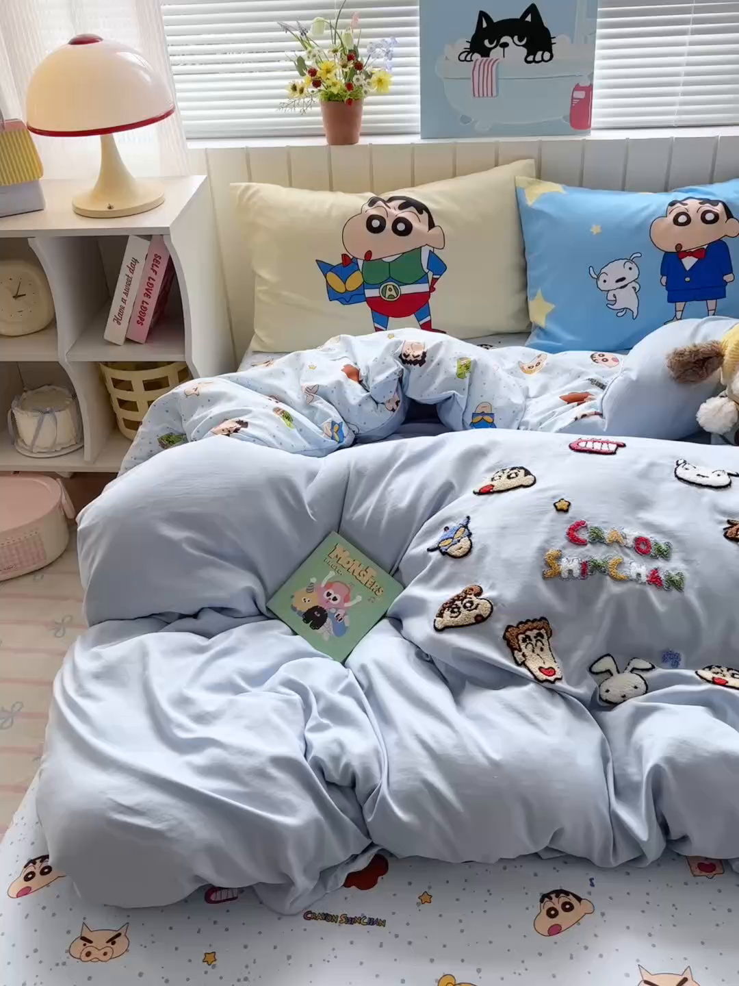 91家纺网 家纺一手货源 找家纺 一霖家纺 2026新款正品蜡笔小新高克重云朵棉毛巾绣数码枕套系列四件套热推款 小新大家族