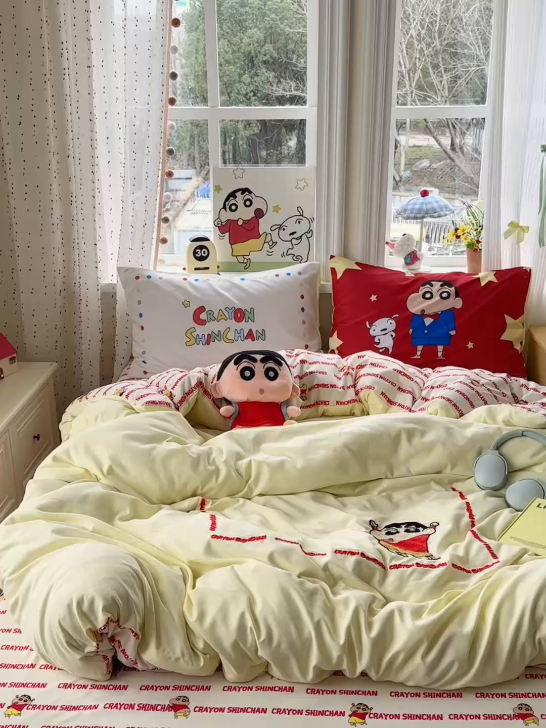 91家纺网 家纺一手货源 找家纺 一霖家纺 2026新款正品蜡笔小新高克重云朵棉毛巾绣数码枕套系列四件套热推款 嗨皮小新