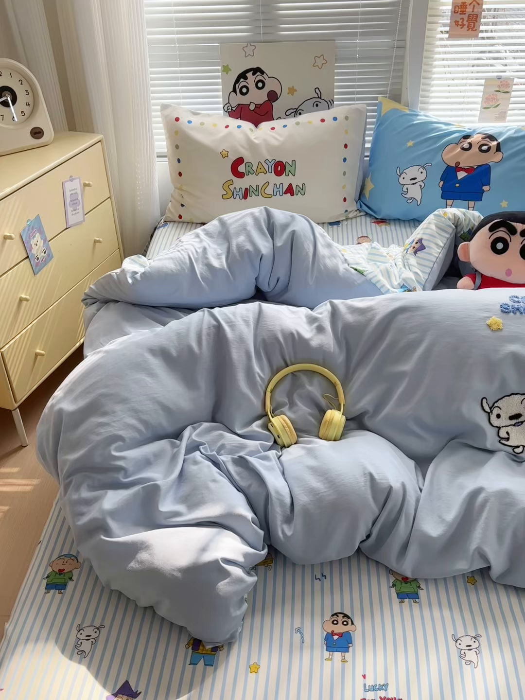 91家纺网 家纺一手货源 找家纺 一霖家纺 2026新款正品蜡笔小新高克重云朵棉毛巾绣数码枕套系列四件套热推款 海盐蜡笔小新