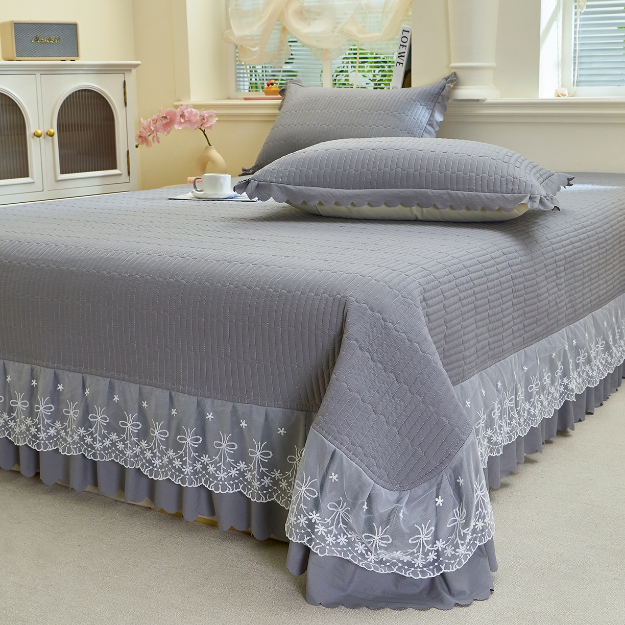 91家纺网 家纺一手货源 找家纺 彩亿家纺 2026新款A类古法水洗仿棉蕾丝床盖三件套 星河灰