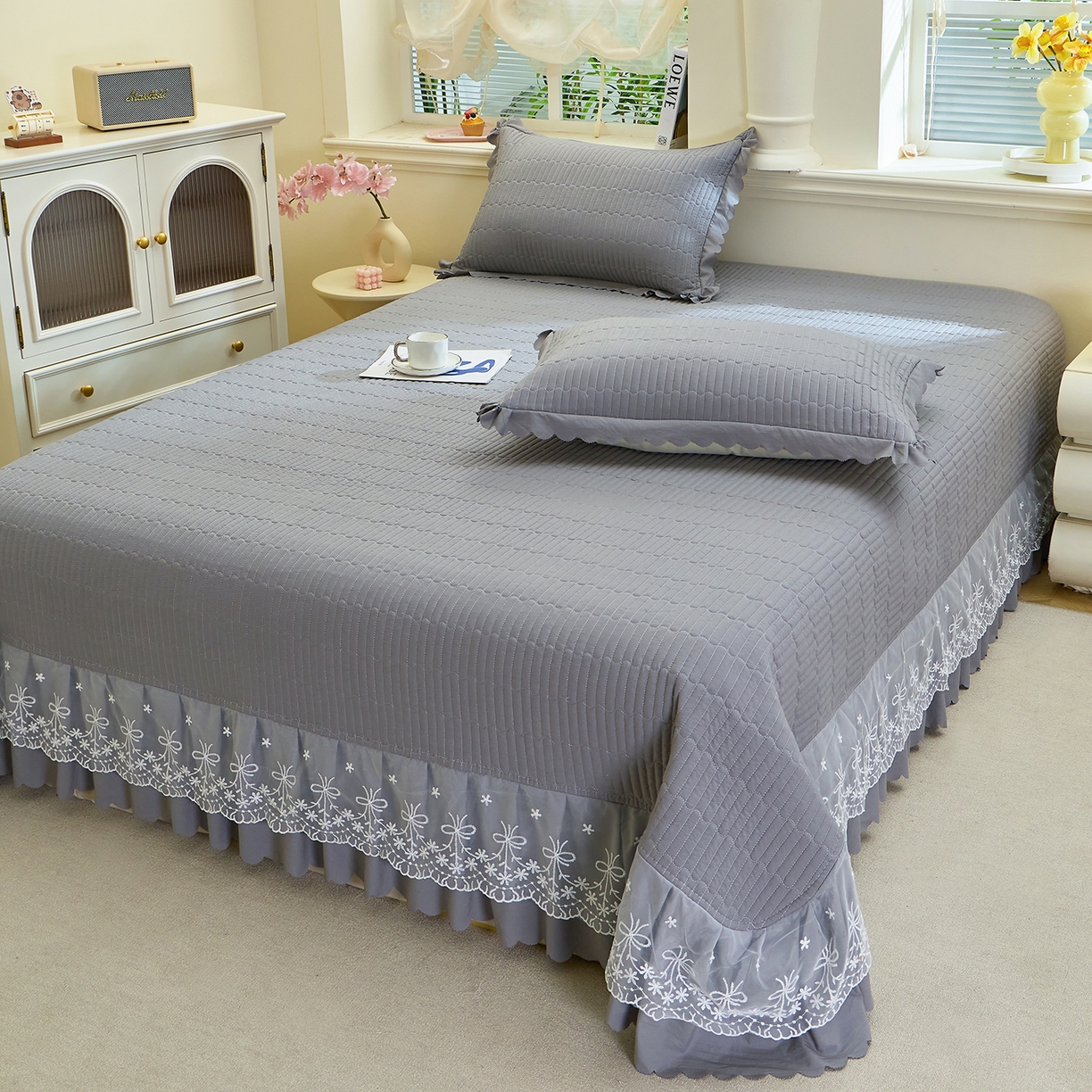 91家纺网 家纺一手货源 找家纺 彩亿家纺 2026新款A类古法水洗仿棉蕾丝床盖三件套 星河灰