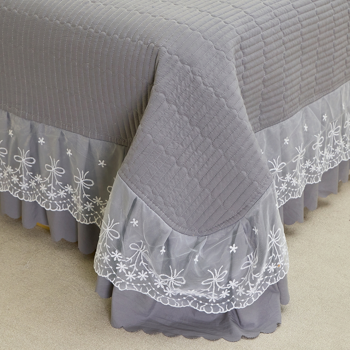 91家纺网 家纺一手货源 找家纺 彩亿家纺 2026新款A类古法水洗仿棉蕾丝床盖三件套 星河灰