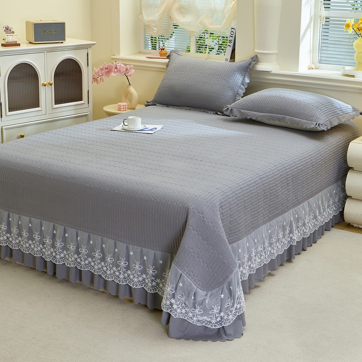 91家纺网 家纺一手货源 找家纺 彩亿家纺 2026新款A类古法水洗仿棉蕾丝床盖三件套 星河灰