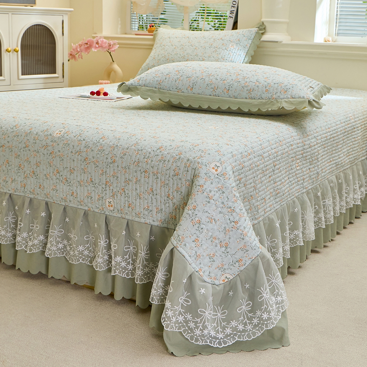 91家纺网 家纺一手货源 找家纺 彩亿家纺 2026新款A类古法水洗仿棉蕾丝床盖三件套 绿野