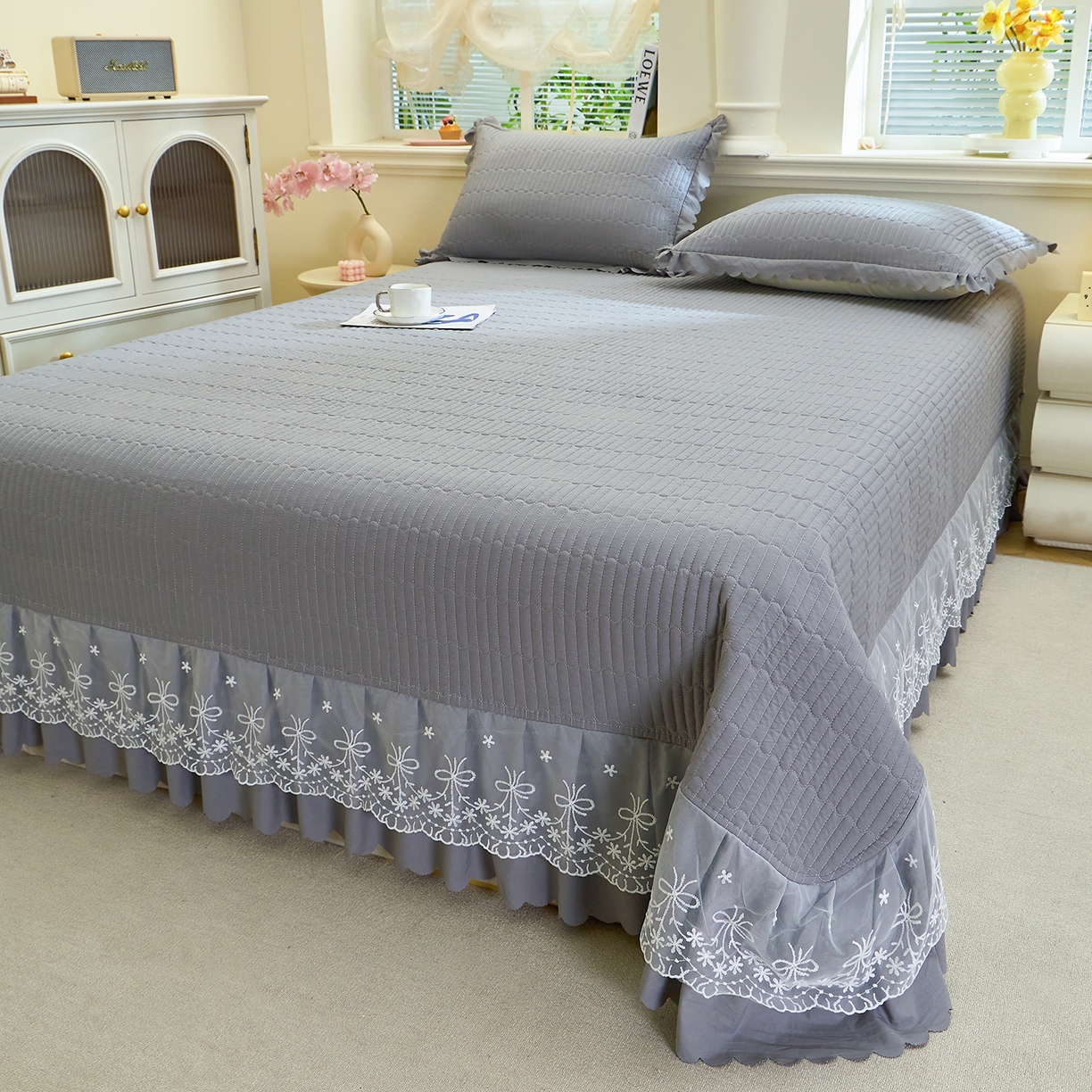 91家纺网 家纺一手货源 找家纺 彩亿家纺 2026新款A类古法水洗仿棉蕾丝床盖三件套 星河灰