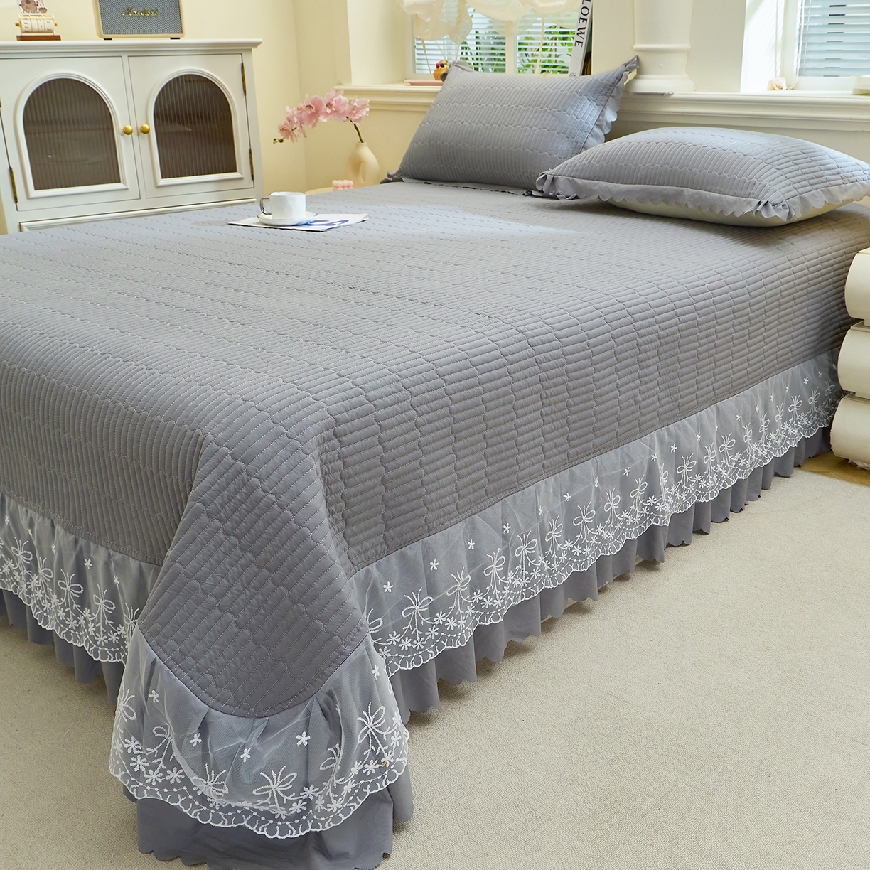 91家纺网 家纺一手货源 找家纺 彩亿家纺 2026新款A类古法水洗仿棉蕾丝床盖三件套 星河灰