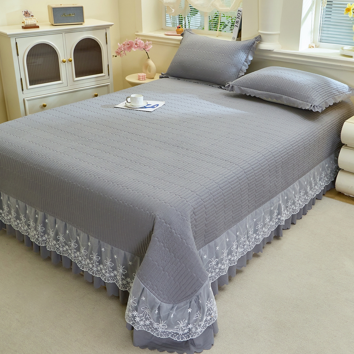 91家纺网 家纺一手货源 找家纺 彩亿家纺 2026新款A类古法水洗仿棉蕾丝床盖三件套 星河灰