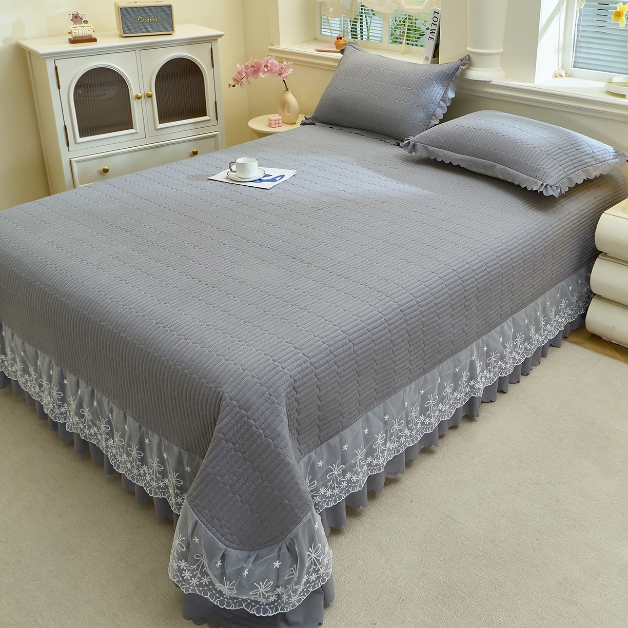 91家纺网 家纺一手货源 找家纺 彩亿家纺 2026新款A类古法水洗仿棉蕾丝床盖三件套 星河灰