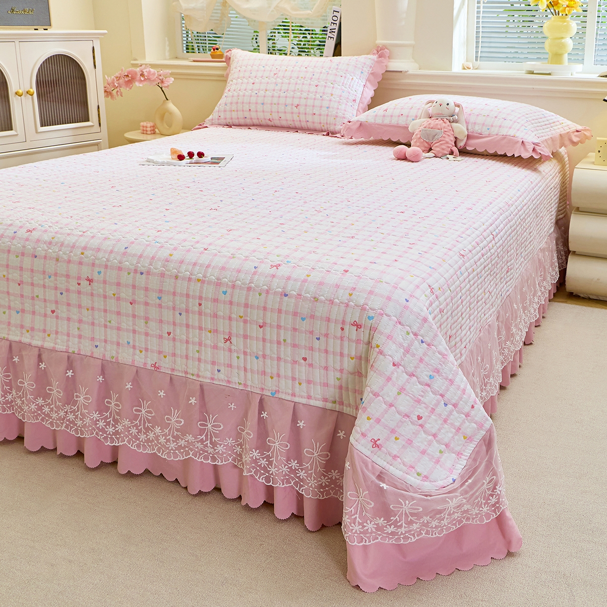 91家纺网 家纺一手货源 找家纺 彩亿家纺 2026新款A类古法水洗仿棉蕾丝床盖三件套 爱心格