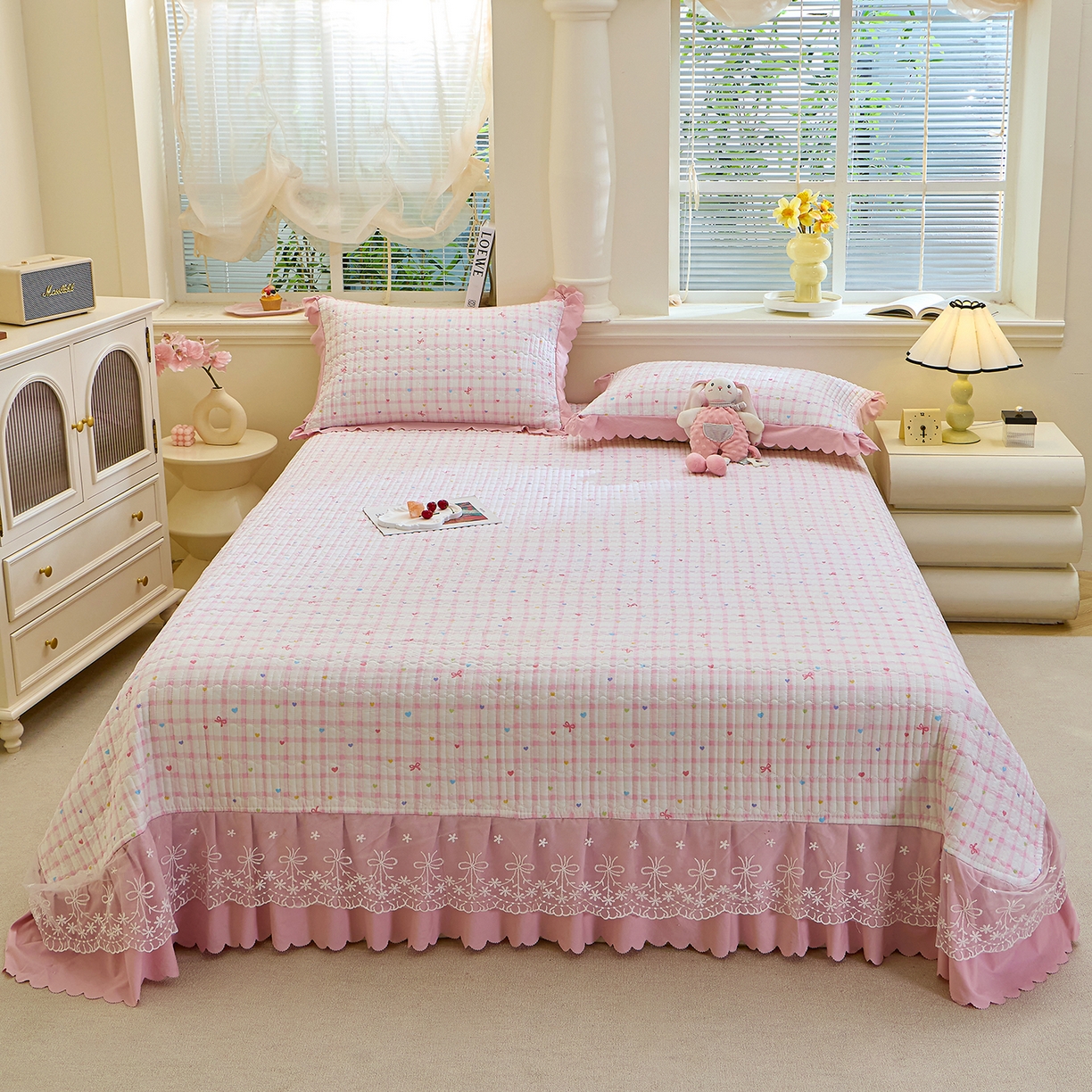 彩亿家纺 2026新款A类古法水洗仿棉蕾丝床盖三件套 爱心格