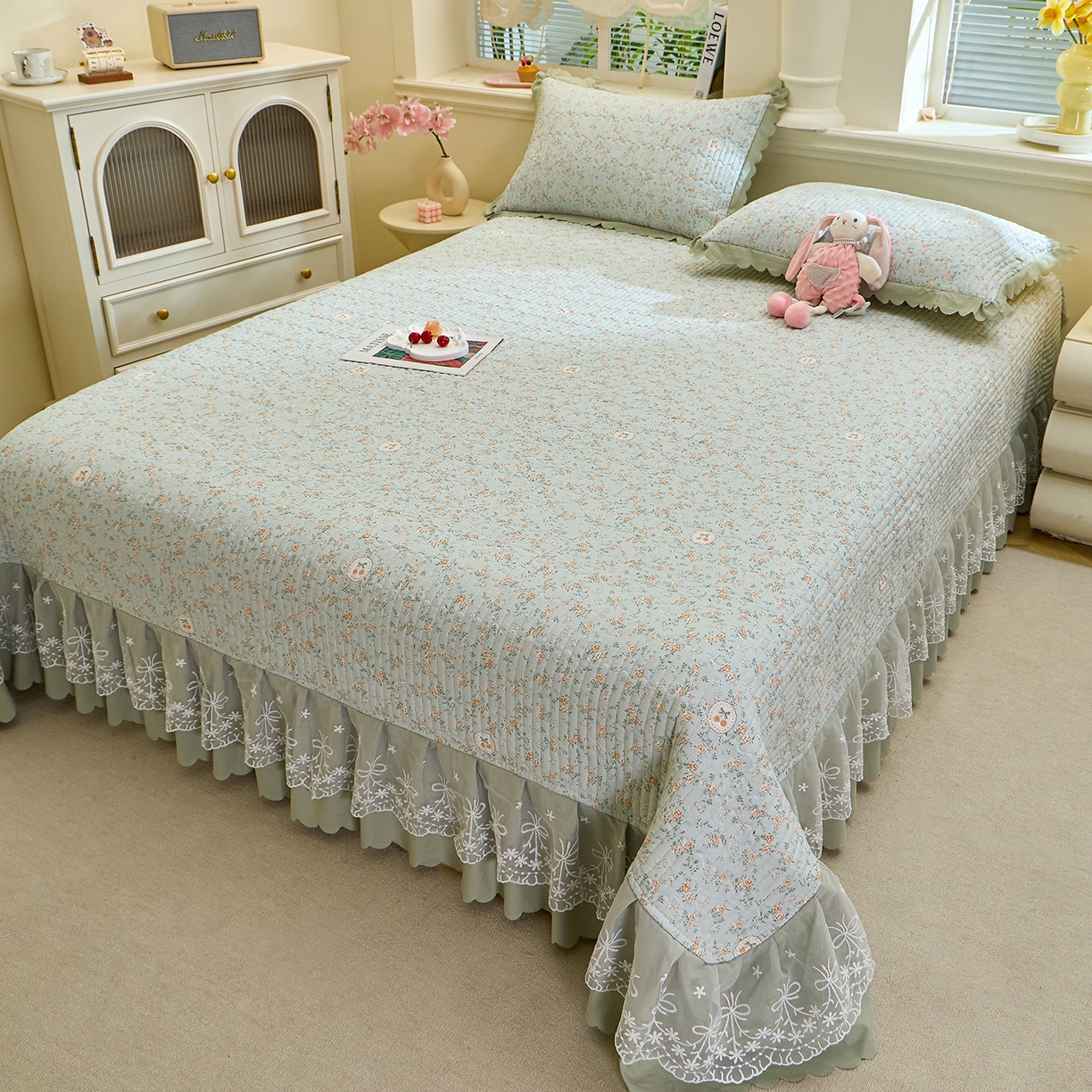 91家纺网 家纺一手货源 找家纺 彩亿家纺 2026新款A类古法水洗仿棉蕾丝床盖三件套 绿野