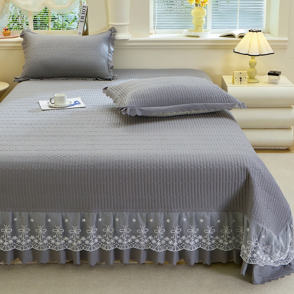 91家纺网 家纺一手货源 找家纺 彩亿家纺 2026新款A类古法水洗仿棉蕾丝床盖三件套 星河灰