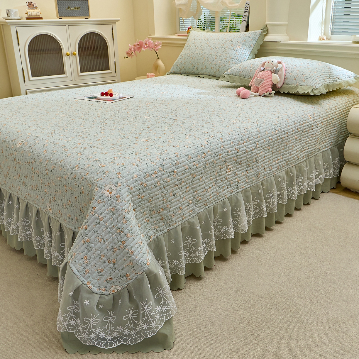 91家纺网 家纺一手货源 找家纺 彩亿家纺 2026新款A类古法水洗仿棉蕾丝床盖三件套 绿野