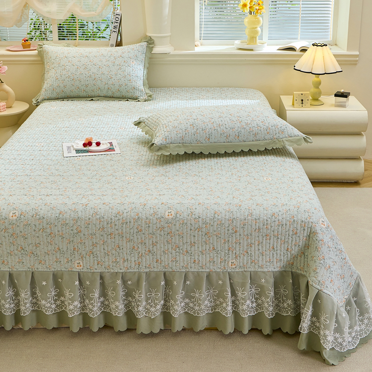 91家纺网 家纺一手货源 找家纺 彩亿家纺 2026新款A类古法水洗仿棉蕾丝床盖三件套 绿野