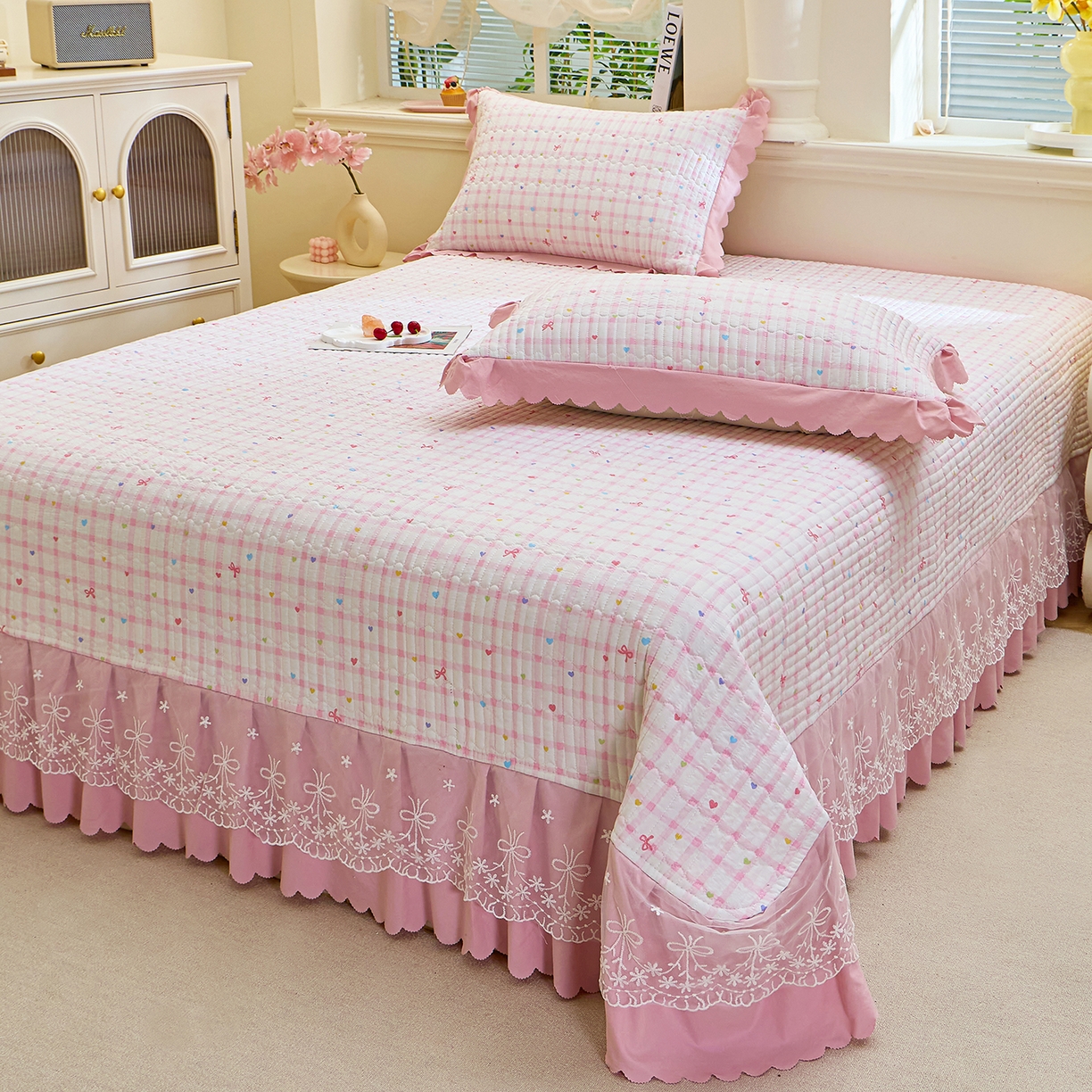 91家纺网 家纺一手货源 找家纺 彩亿家纺 2026新款A类古法水洗仿棉蕾丝床盖三件套 爱心格