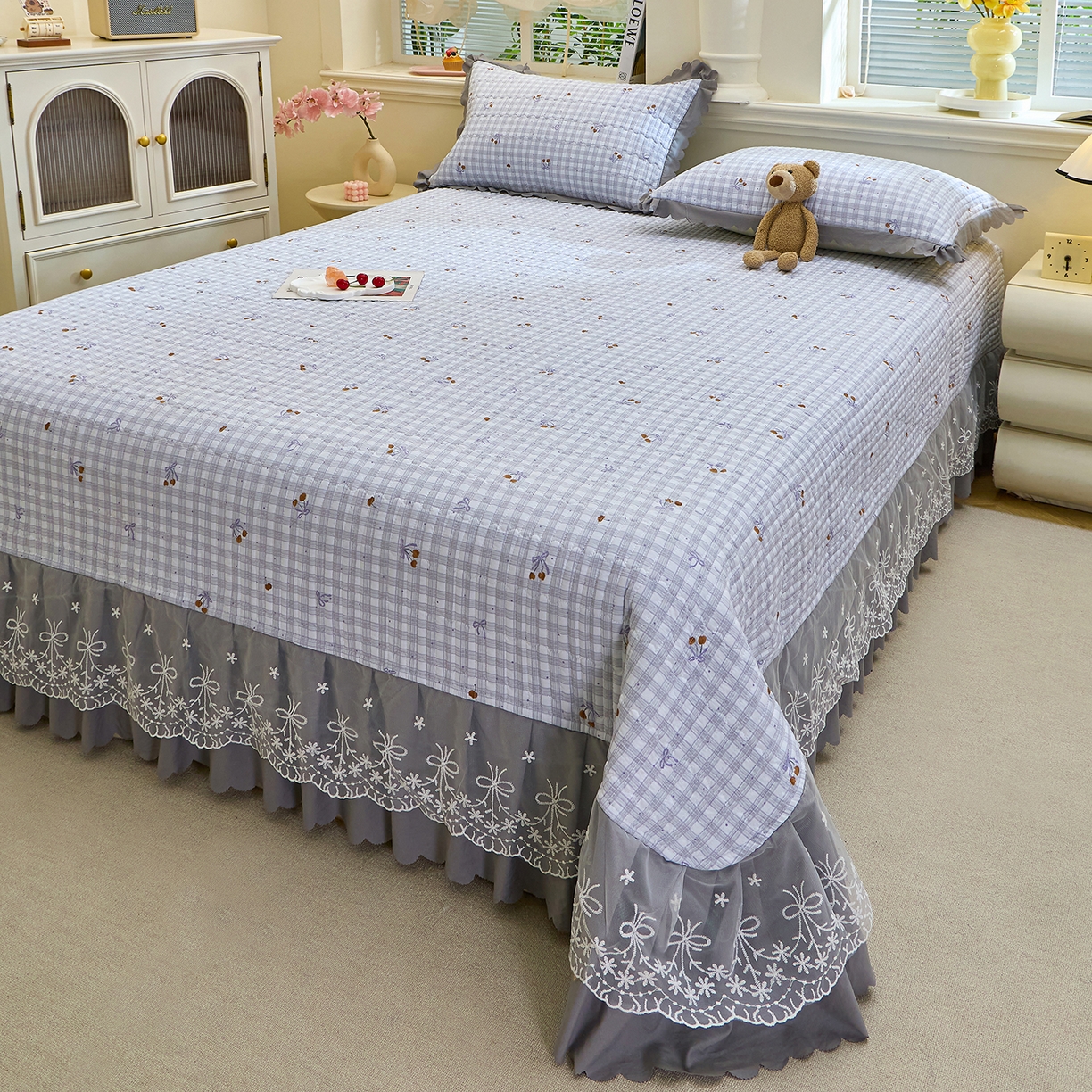 91家纺网 家纺一手货源 找家纺 彩亿家纺 2026新款A类古法水洗仿棉蕾丝床盖三件套 樱桃结