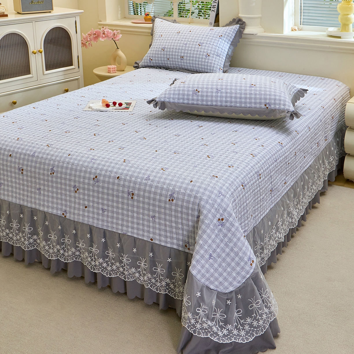 91家纺网 家纺一手货源 找家纺 彩亿家纺 2026新款A类古法水洗仿棉蕾丝床盖三件套 樱桃结