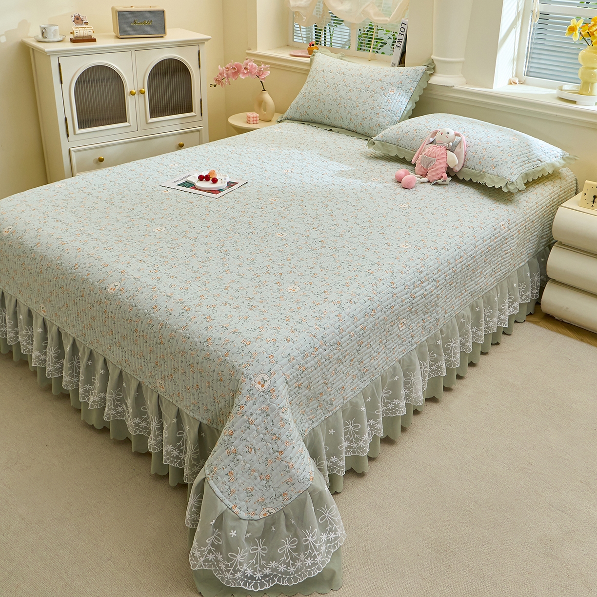 91家纺网 家纺一手货源 找家纺 彩亿家纺 2026新款A类古法水洗仿棉蕾丝床盖三件套 绿野