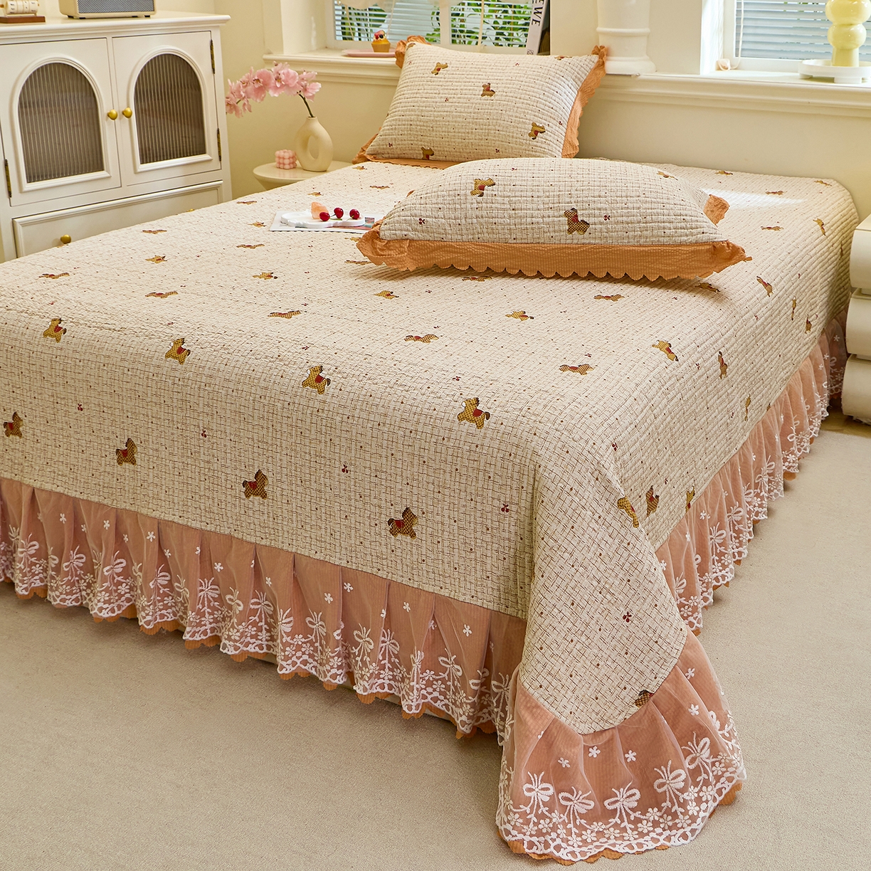 91家纺网 家纺一手货源 找家纺 彩亿家纺 2026新款A类古法水洗仿棉蕾丝床盖三件套 旋转木马