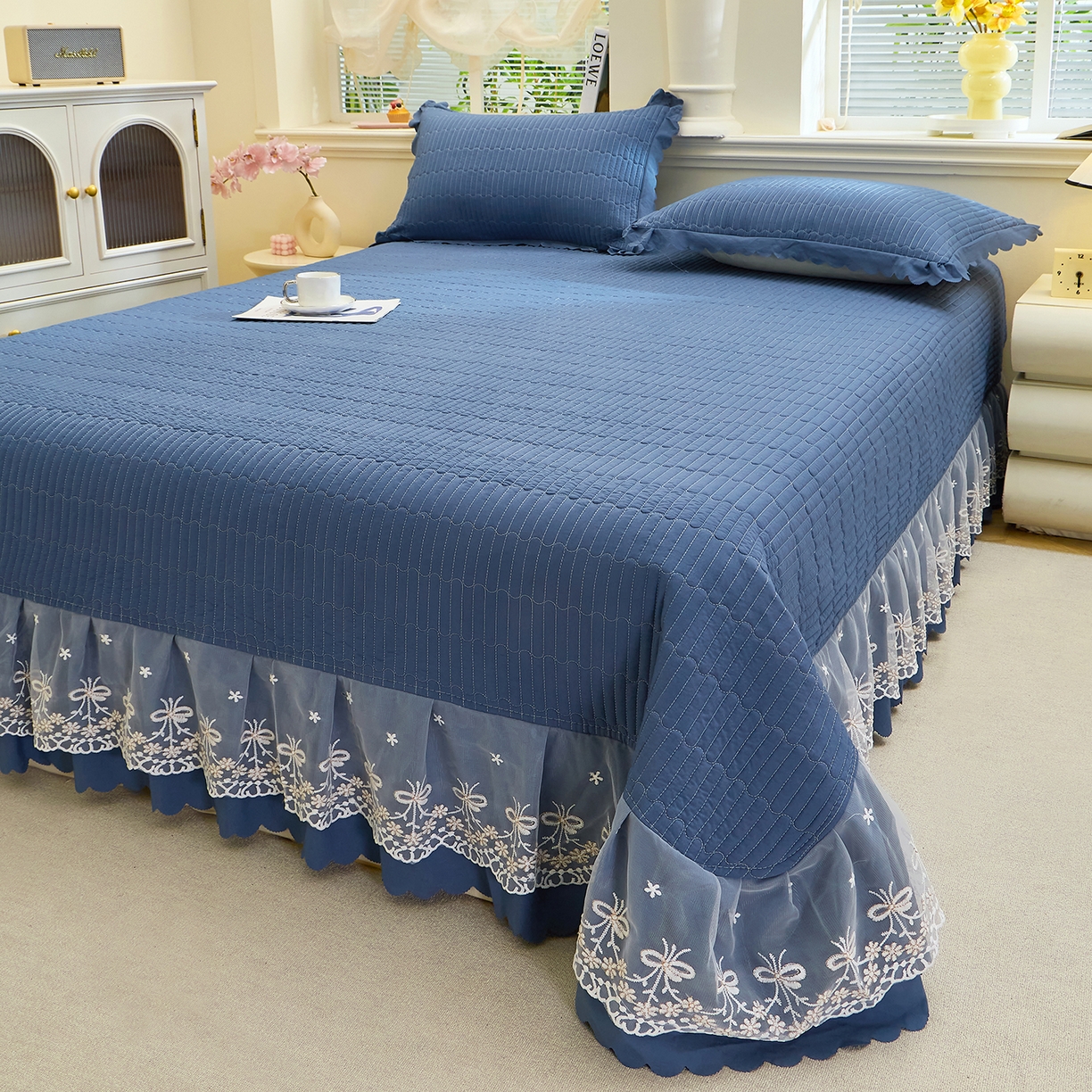 91家纺网 家纺一手货源 找家纺 彩亿家纺 2026新款A类古法水洗仿棉蕾丝床盖三件套 蔚蓝