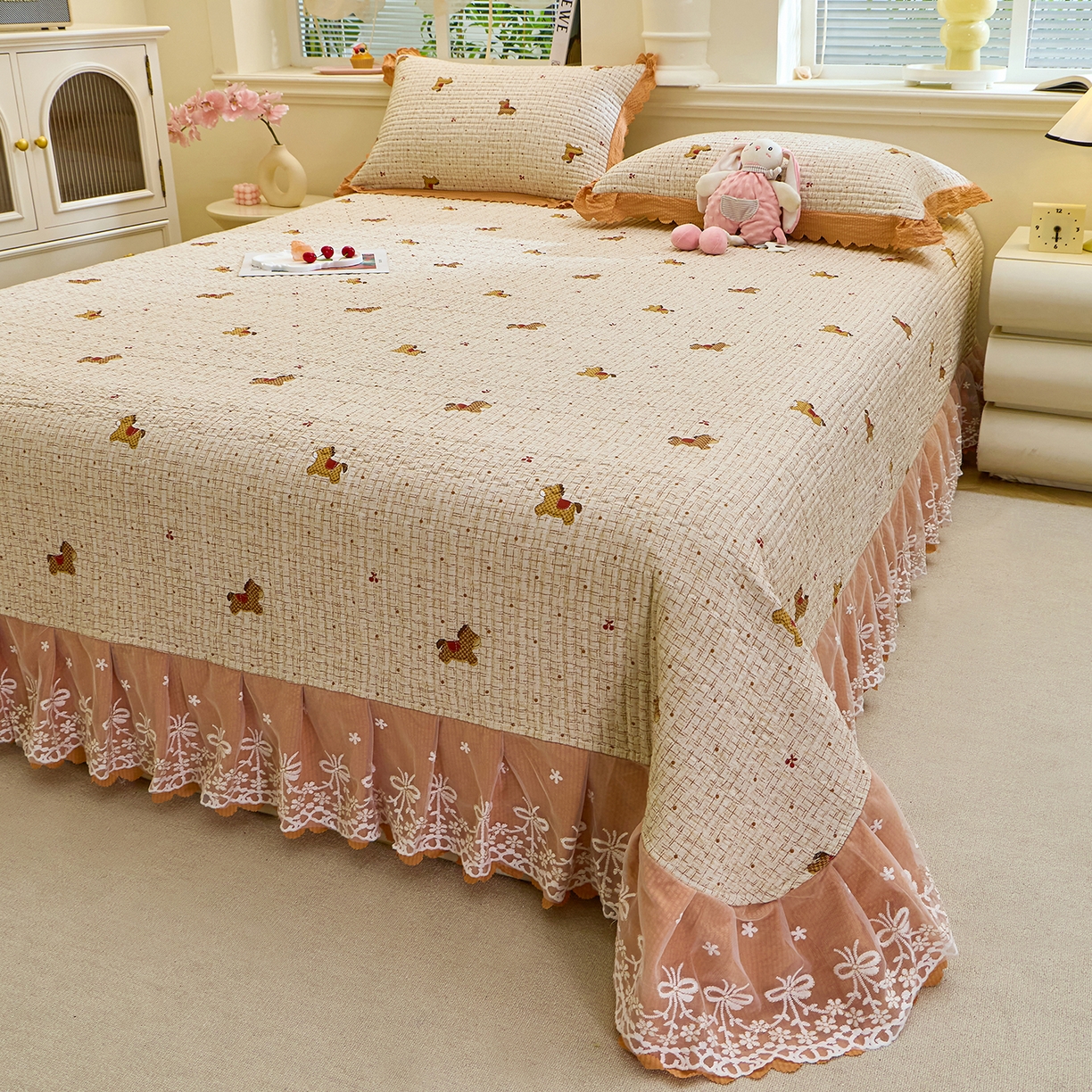 91家纺网 家纺一手货源 找家纺 彩亿家纺 2026新款A类古法水洗仿棉蕾丝床盖三件套 旋转木马