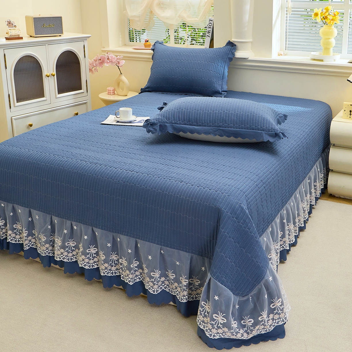 91家纺网 家纺一手货源 找家纺 彩亿家纺 2026新款A类古法水洗仿棉蕾丝床盖三件套 蔚蓝