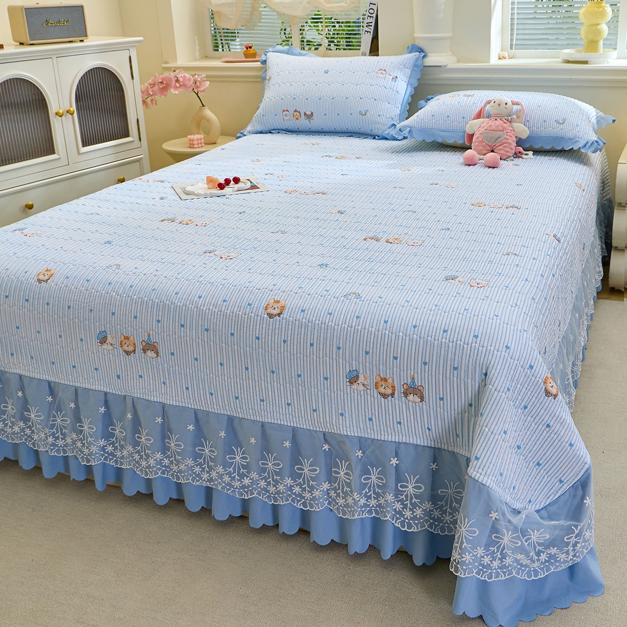 91家纺网 家纺一手货源 找家纺 彩亿家纺 2026新款A类古法水洗仿棉蕾丝床盖三件套 猫猫乐园