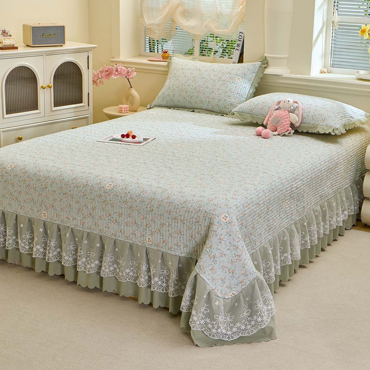 91家纺网 家纺一手货源 找家纺 彩亿家纺 2026新款A类古法水洗仿棉蕾丝床盖三件套 绿野