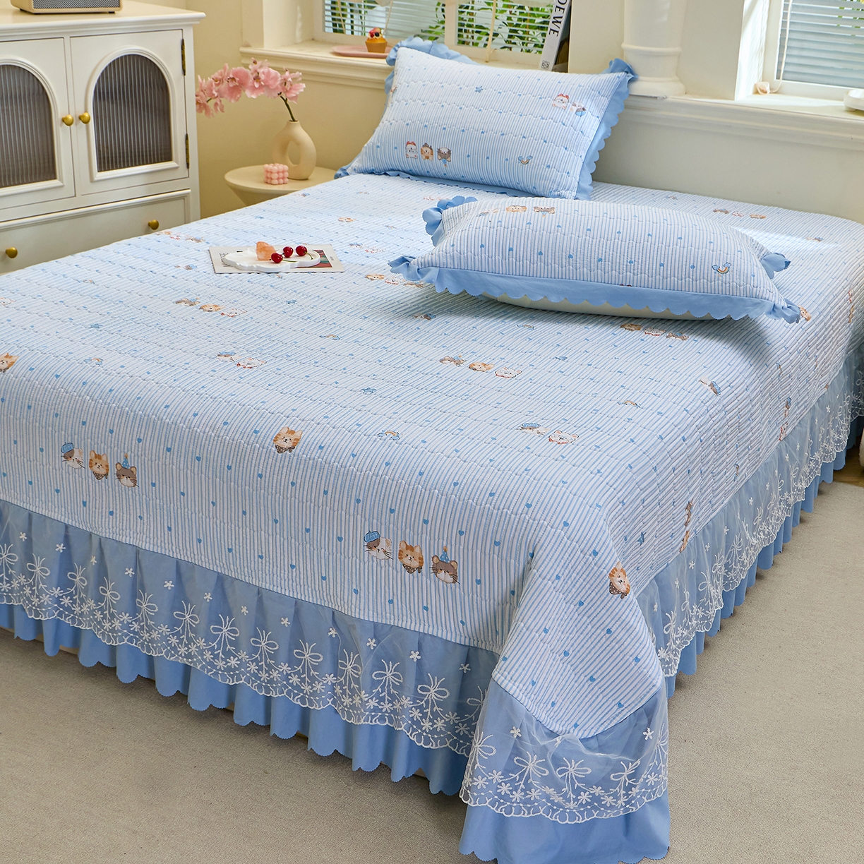 91家纺网 家纺一手货源 找家纺 彩亿家纺 2026新款A类古法水洗仿棉蕾丝床盖三件套 猫猫乐园