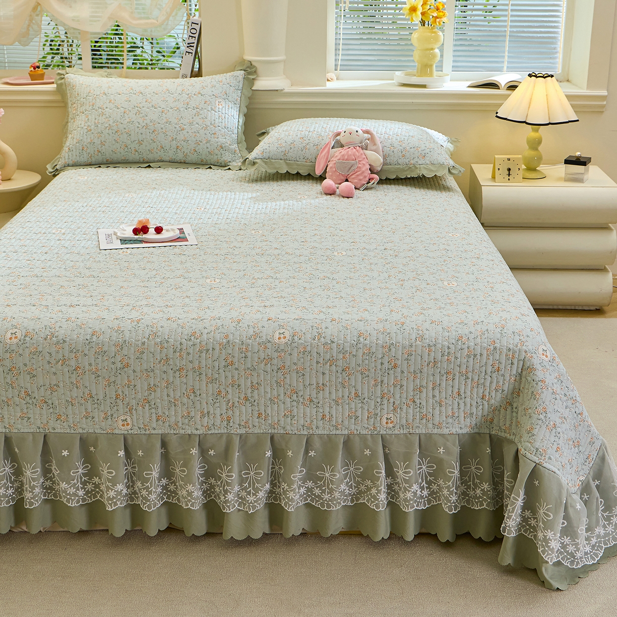 91家纺网 家纺一手货源 找家纺 彩亿家纺 2026新款A类古法水洗仿棉蕾丝床盖三件套 绿野