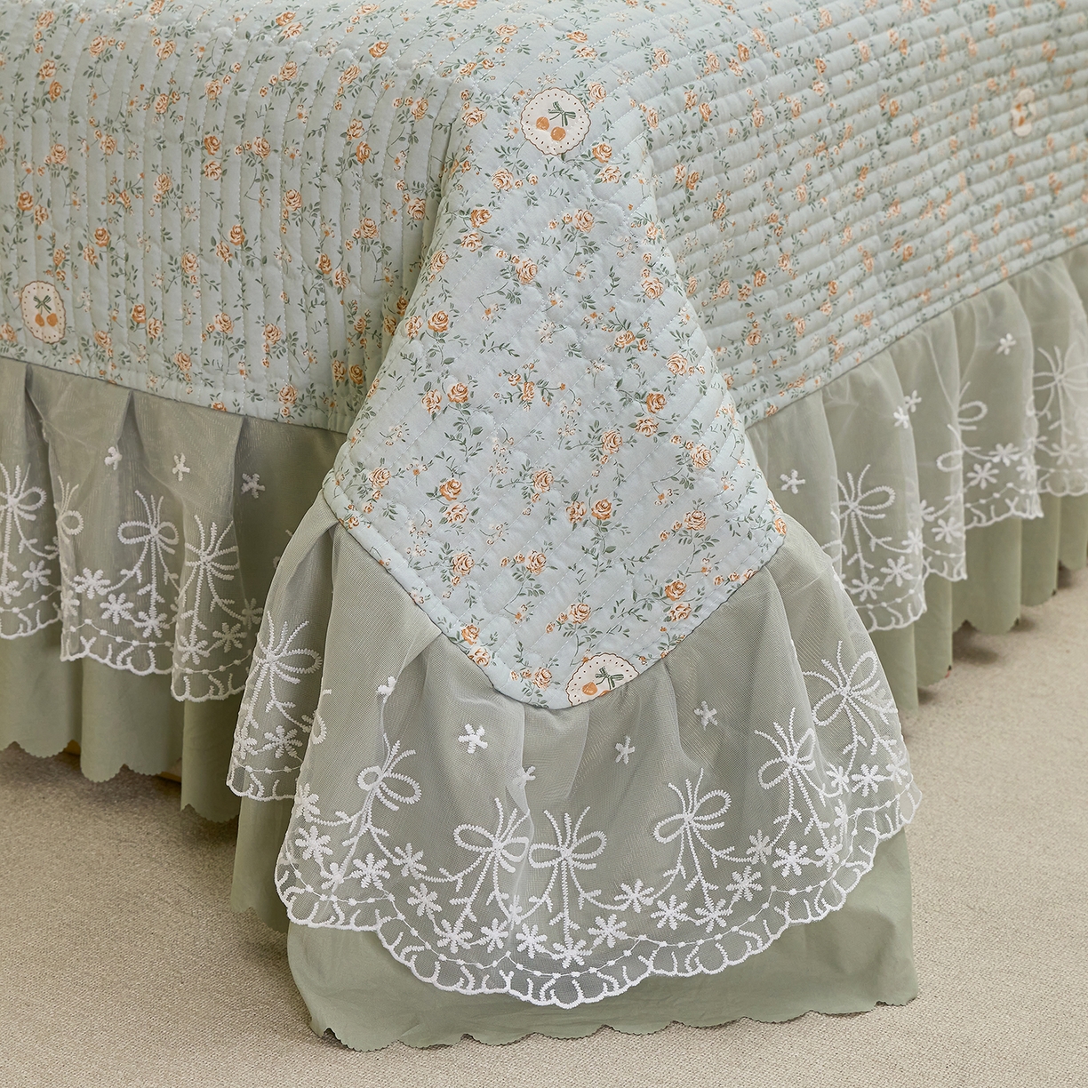 91家纺网 家纺一手货源 找家纺 彩亿家纺 2026新款A类古法水洗仿棉蕾丝床盖三件套 绿野