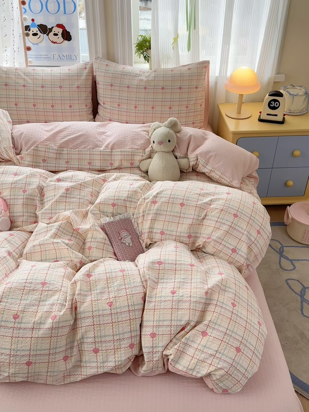 91家纺网 家纺一手货源 找家纺 佳鸿 2026新款泡芙棉软糯糯高克重110克四件套学生宿舍三件套单被套 爱心格