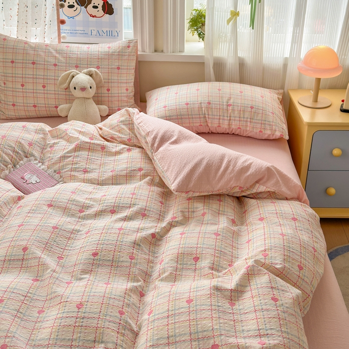 91家纺网 家纺一手货源 找家纺 佳鸿 2026新款泡芙棉软糯糯高克重110克四件套学生宿舍三件套单被套 爱心格