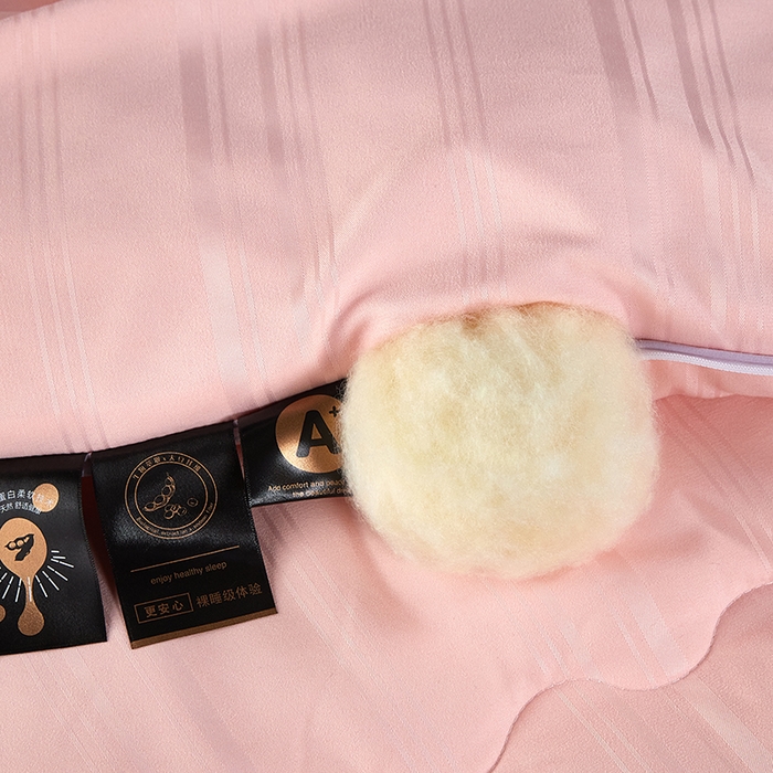 91家纺网 家纺一手货源 找家纺 莱欧纳家纺 2026新款贡缎提花大豆拉链式子母被 粉色