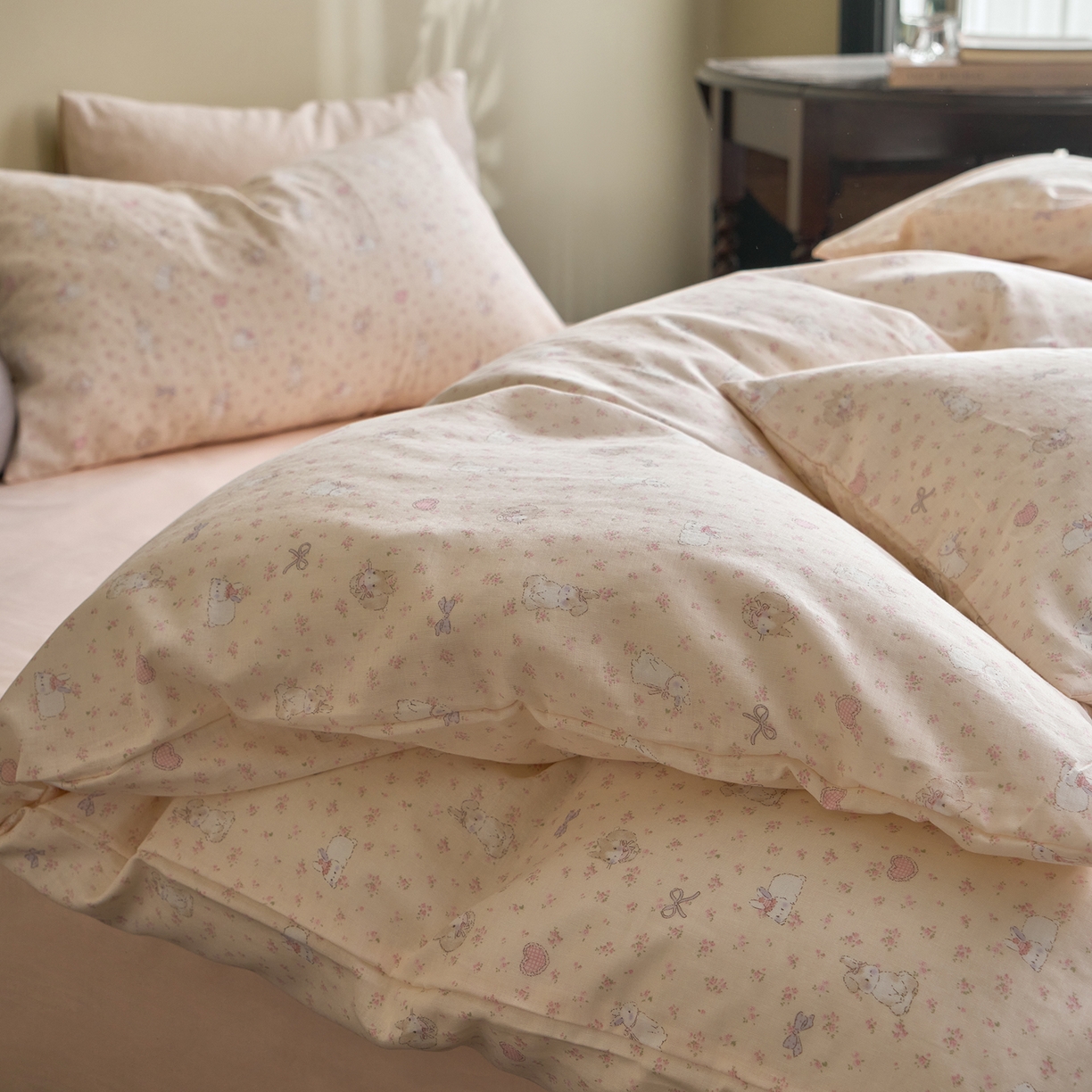 91家纺网 家纺一手货源 找家纺 洋铭区（原狠狠爱） 2026春季新款简约全棉 无边双层纱 四件套系列 比心兔兔